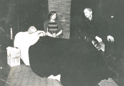 876665 Afbeelding van een scène uit het toneelstuk 'Het meisje met de lucifers' van het Franciscus Volkstoneel ('Wijk C ...